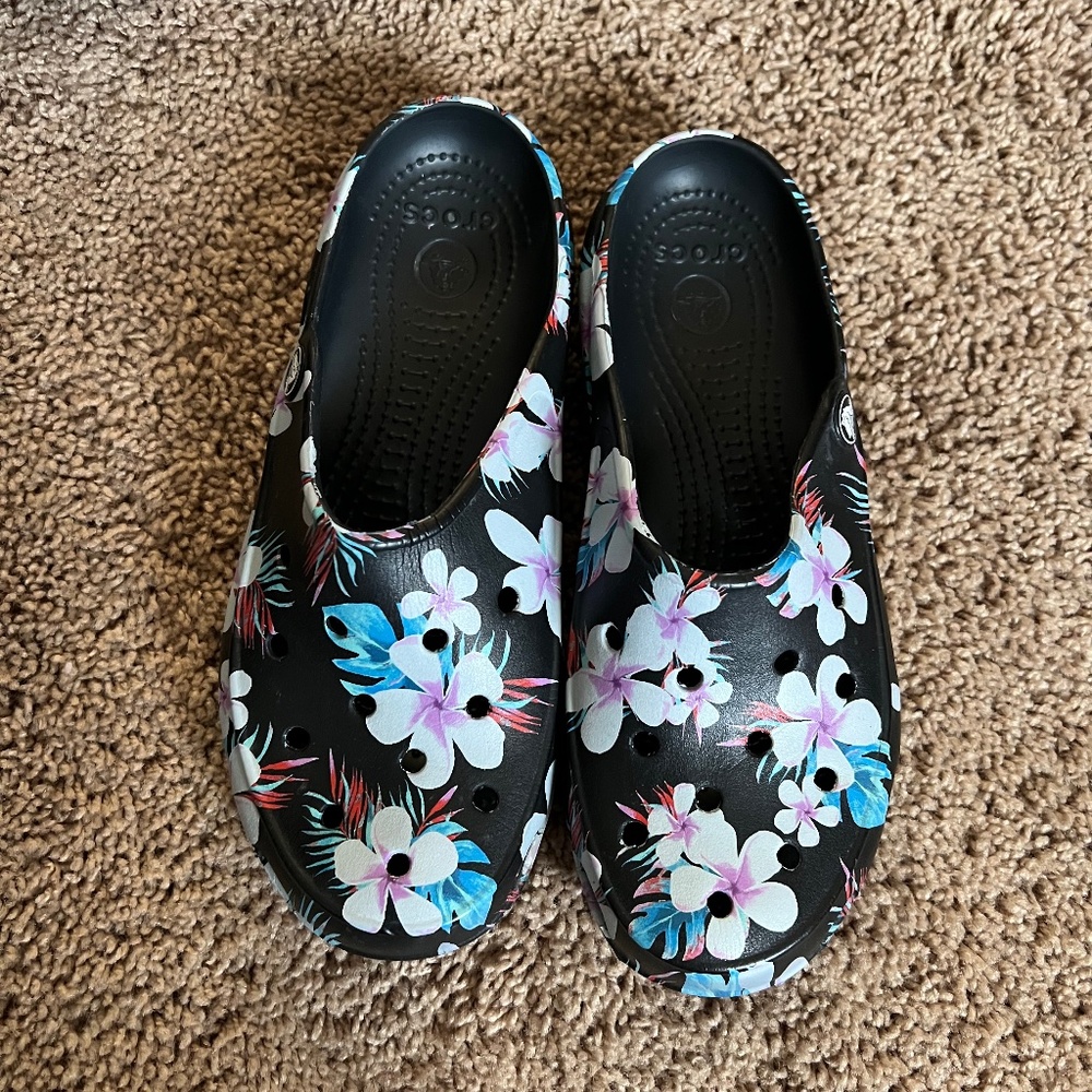 Crocs floral size 7